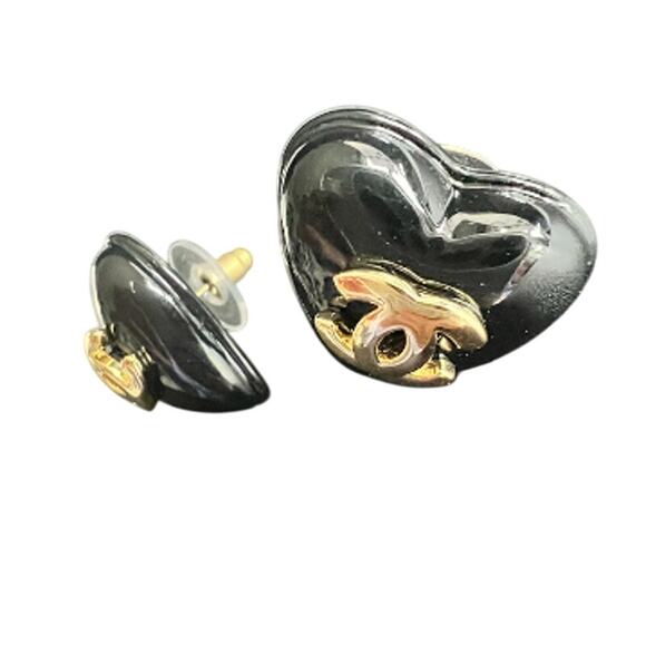 Black and Gold CHANEL Heart Stud Earrings Autumn/Pre-Fall 2023 (CHXX008) - Picture 3 of 6